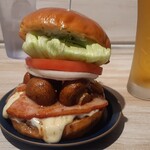 Sims Lane Burger Stand - マッシュルーム・ベーコン・モッツァレラバーガー(接写)