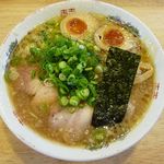 新味 豚骨醤油麺（味玉入り） 790円