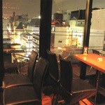 Bar Oscar - 窓際のテーブル席。ファッションとグルメの街・大名の夜景を楽しむことが出来ます。