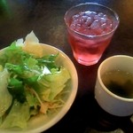 ビストロ - セルフスタイルの　ランチの野菜サラダ　と　スープ　と　ドリンクです