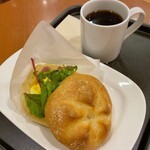 カフェ・ベローチェ - カイザーサンド スクランブルエッグ・ベーコン＋アメリカンコーヒー（Ｌ）