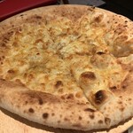 ナポリス ピッツァ＆カフェ - クワトロフォルマッジ