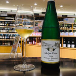 エノテカ  - ゾンネンウーアは日時計の意味。畑に日時計があるらしい。ラベルにも日時計が。清涼感のある甘さがもう最高。今いちばん行きたい場所モーゼル。