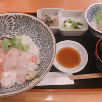 とらふぐ専門 ふぐ中俣 - 日替わり鮮魚のブツ丼 1000円