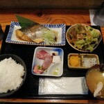 魚と酒 はなたれ - さわら煮付け＆刺身４種定食(1000円)