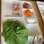 韓国食堂 サムギョプサル - サムギョプサル定食　肉は半分焼いてる