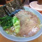 チャーシューメン中のキャベツトッピング。