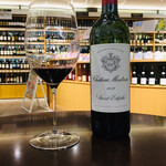 エノテカ  - メドック格付け2級。ビターチョコレート。その昔春になると丘一面にヒースの花が咲き乱れピンク色に染まっていたことから、"バラ色の山"(=モン・ローズ)