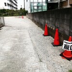 Sagamihara 欅 - 奥が駐車場オーナーの駐車スペースみたいで、後の４台分がお店の駐車場。砂利。