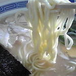 沖食堂 - 久留米ラーメン主流の麺。モチモチしてます
