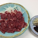 からふく麺 - 馬刺し！！予約しないといけませんが、予約する価値ありψ(｀∇´)ψ