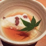 山芋に小豆をのせたもの