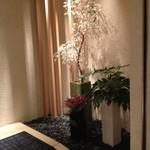 祇園寿司 衣川 - まずお店に入ると、季節感を感じさせてくれる演出がありました！！