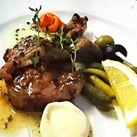 骨付き仔羊の鉄板焼き