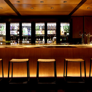 カウンター席です。日本酒を眺めながら楽しんでください。