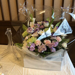 Shusai Okame - 法事のお客様にはお気持ちとしてお花を差し上げております。