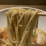 Japanese Ramen Noodle Lab Q - 煮干し醤油らぁ麺、麺リフト