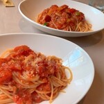 トラットリア メルカート - スパゲッティ　ツナとピーマンのアラビアータとスパゲッティ　トマトソース　バジリコ風味