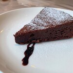 Trattoria MERCATO - チョコレートとアーモンドバウダーのベイクドチョコレートケーキ