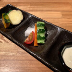 肉と野菜と日本酒と・・・ バリク - お通しのバーニャカウダ。