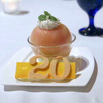 名古屋マリオットアソシアホテル - 20周年記念デザート 桃の丸ごとケーキ
