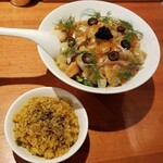 麺屋 六感堂 - 六感堂式スモークサーモンの冷やし中華＋メキシカンピラフ風炊き込みご飯