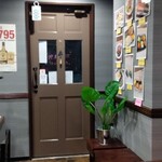 沖縄バル hana-hana - 沖縄っぽくはない店内