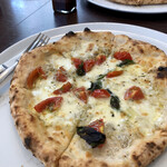 Pizzeria luna e Dolce - しらすとチェリートマトのピッツァ   あまりしらす感がない。。。生地の美味さよ！
