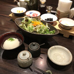 Tonkatsu Wakou Takumian - 小鉢　左からゴボウ、カブ、昆布、大根。最初はサラダでおかわりはキャベツ