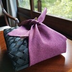 みやじまの宿 岩惣 - いなり寿司の入った籠