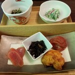 みやじまの宿 岩惣 - 箱の中は明太子、ひじき煮、さつま揚げ、大粒の梅干し