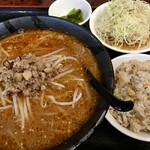 鴻運餃子館 - 「四川担々麺」定食メニュー。750円也。税込。