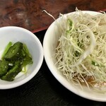 鴻運餃子館 - 定食の添え物たち。