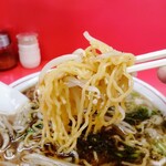 ラーメンの味龍 - 麺は中太、西山さんでしょうか？