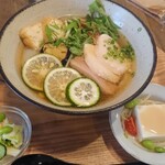 natural cafe こひきや - へべすと鴨＆鶏のさっぱりうどん 1,210円