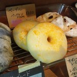 カマクラ 24セッキ - 棚にならぶパンたち　この景色最高