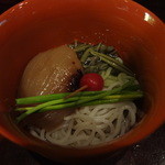 旨酒旬菜 こなから - 煮玉葱とじゅんさいを付け合せた魚素麺