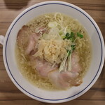 らーめん鱗 - 塩らーめん(800円、真上から)