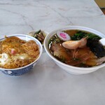 やっこ食堂 - 鶏モモば卵でとじた丼と、煮ブダがふだに乗っているらーめん。ﾝげふぅ（ば