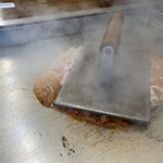 ニュー柳屋食堂 - 目の前で炒めるとんちゃん焼き