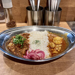 スパイス ファクトリー - チキンとキーマのあい盛りカレー　税込930円