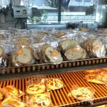 ベーカリー&カフェ シュシュ - 色々なパン。