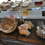 ベーカリー&カフェ シュシュ - 色々なパン。