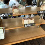 ベーカリー&カフェ シュシュ - 食パンもあります。