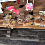 ベーカリー&カフェ シュシュ - 色々なパン。