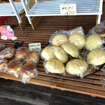 ベーカリー&カフェ シュシュ - 定番メロンパンと高級あんパン。