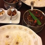 トマト - 和牛ビーフジャワカレーに野菜トッピング