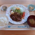 Bien mall - 三元豚、豚ロース生姜焼き膳（971円）