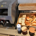 リブマックスリゾート 安芸 宮浜温泉 - 朝のパン。左のトースターで温めて。