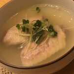 YAKITORI　田崎 - 手羽中の鶏スープ煮。夏は酸っぱ煮も良いのですが、鶏スープで煮含めた優しい味わいにも胃が喜びます。コラーゲンの溶け出したスープは飲み物にしたいくらいでした